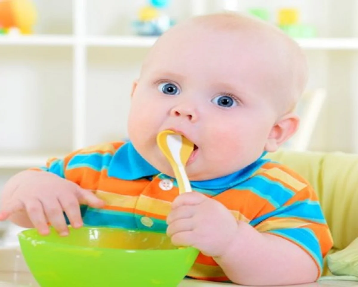 آموزش غذا خوردن کودکان با قاشق