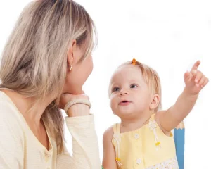 با اشاره حرف زدن با کودکان و نتایج فوق العاده آن