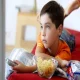 مشکل غذا خوردن کودکان جلوی تلویزیون