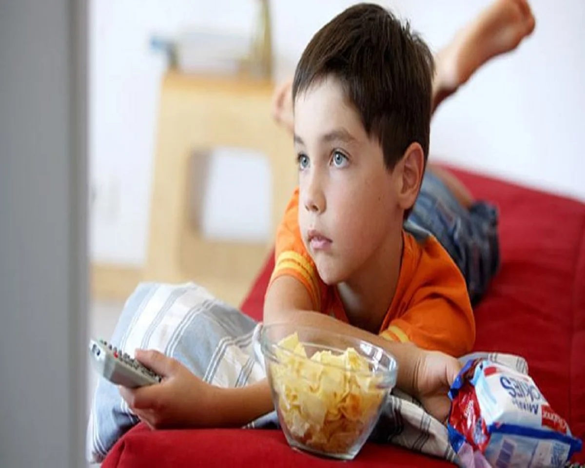 مشکل غذا خوردن کودکان جلوی تلویزیون